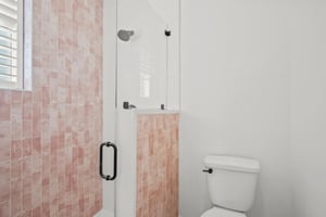 King Bathroom, 1st Floor