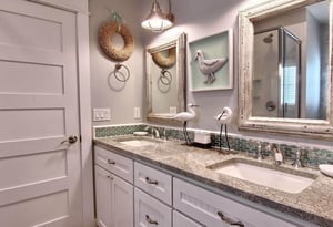 Shared Bathroom, 1st Floor
