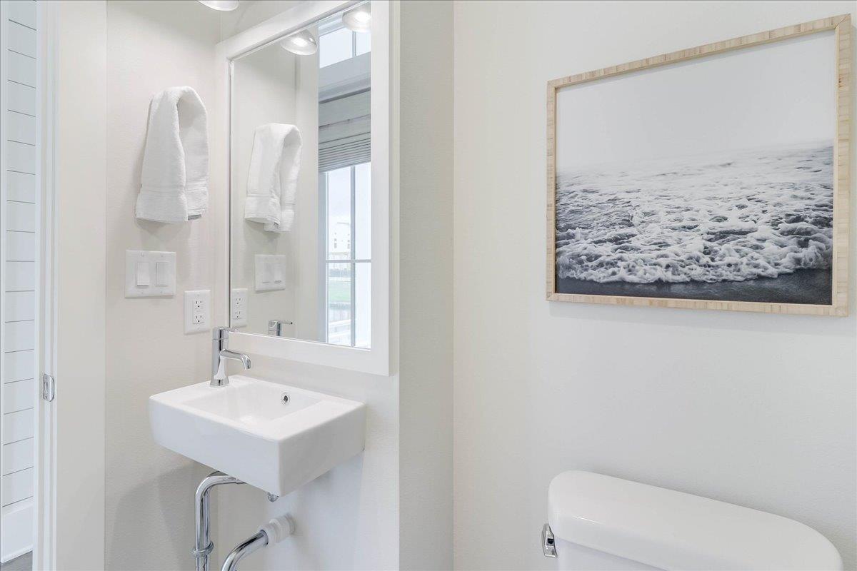 Powder Room, 1st Floor