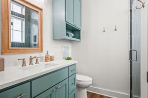 Second King Bathroom, 1st Floor