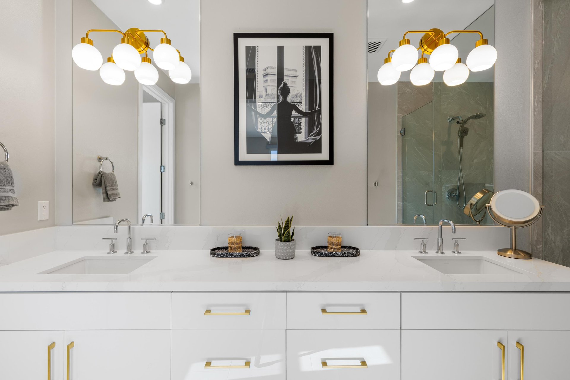 Spalike en suite bathroom