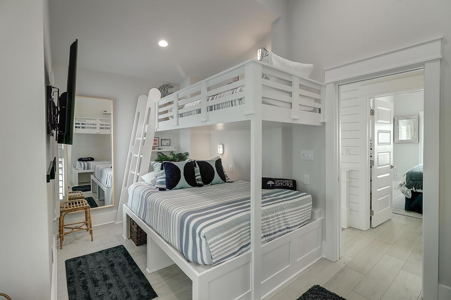 2nd Floor TwinTwin, TwinQueen Bunk Room