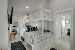 2nd Floor TwinTwin, TwinQueen Bunk Room