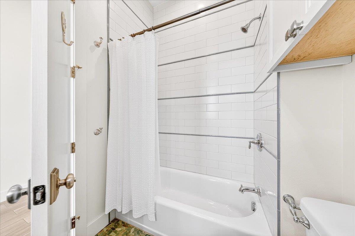 1st Floor, Shared Bathroom