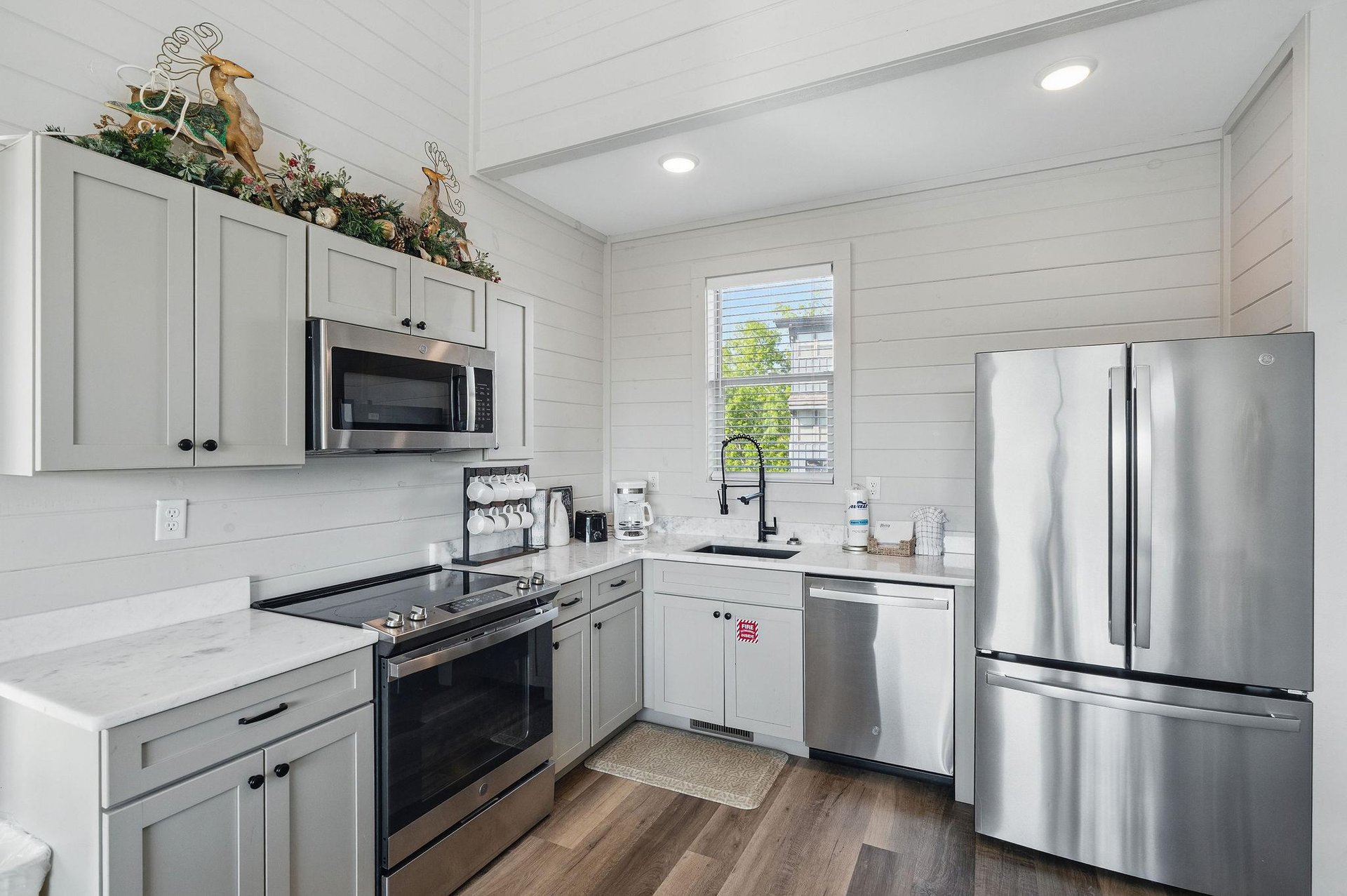 full size appliances with a view over the sink