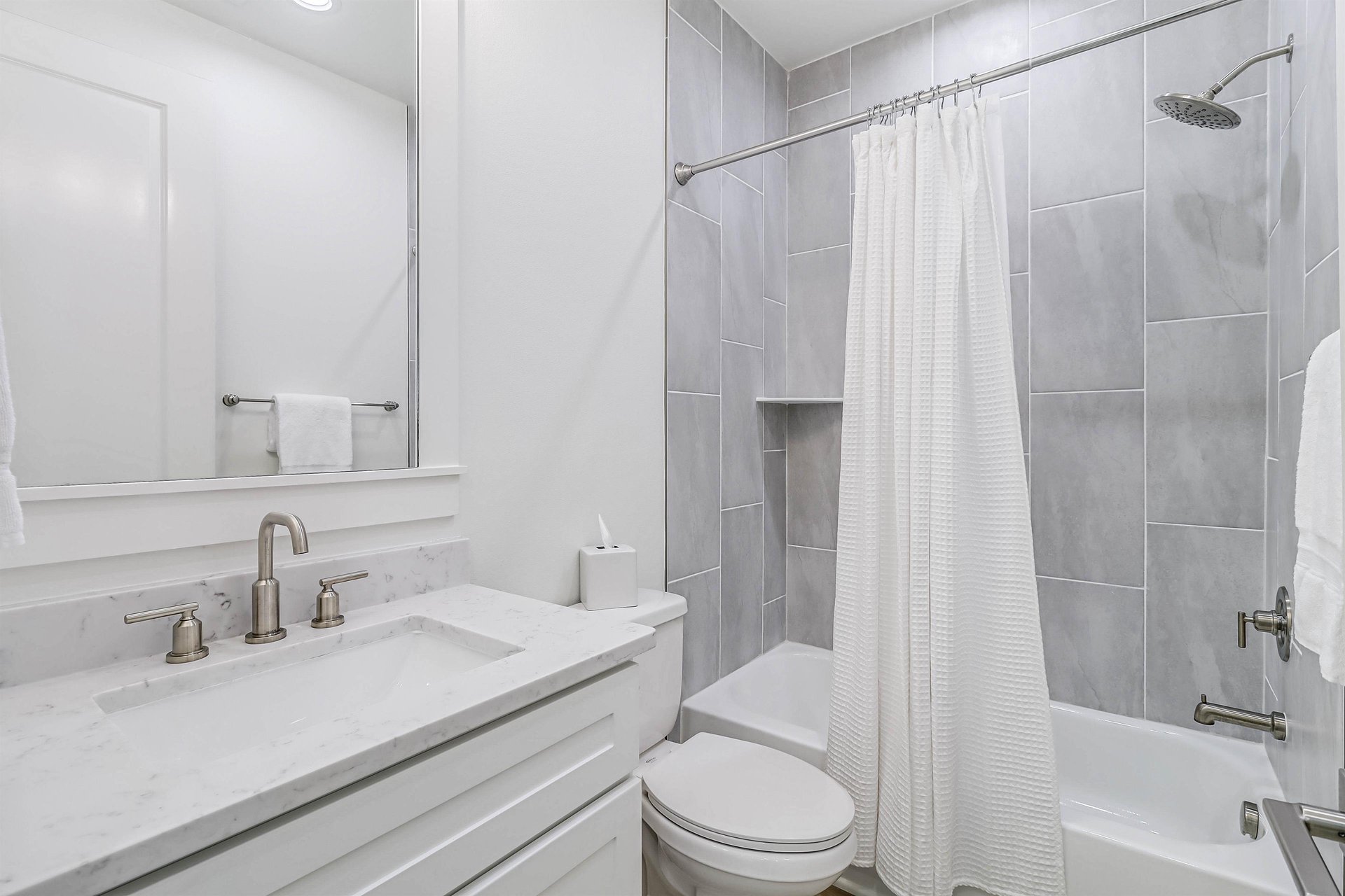 Twin Bathroom, 1st Floor