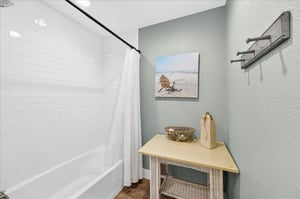 Queen Bathroom, 1st Floor