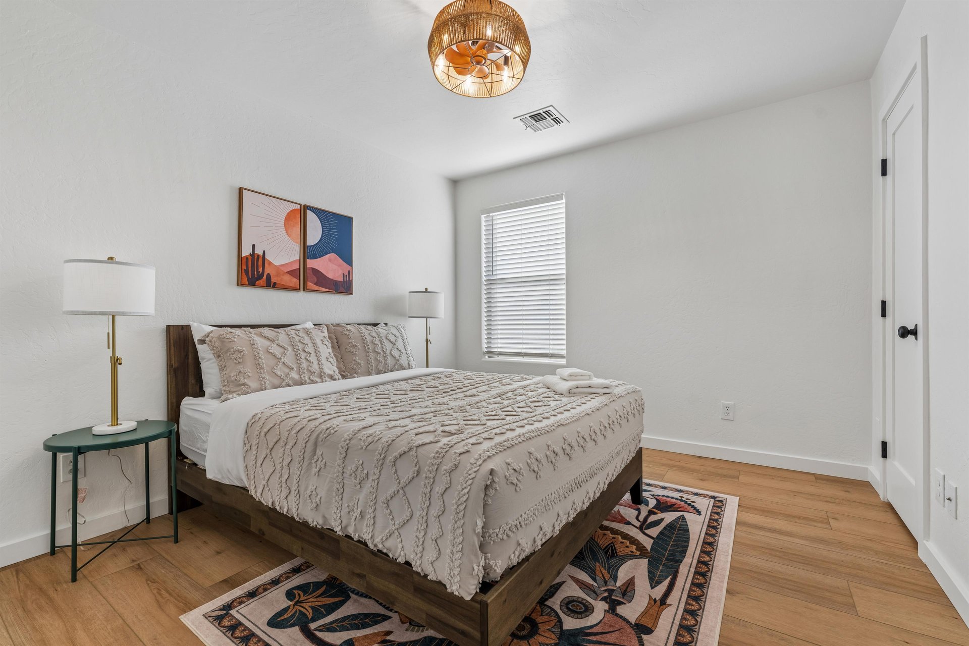 Queen size bed.