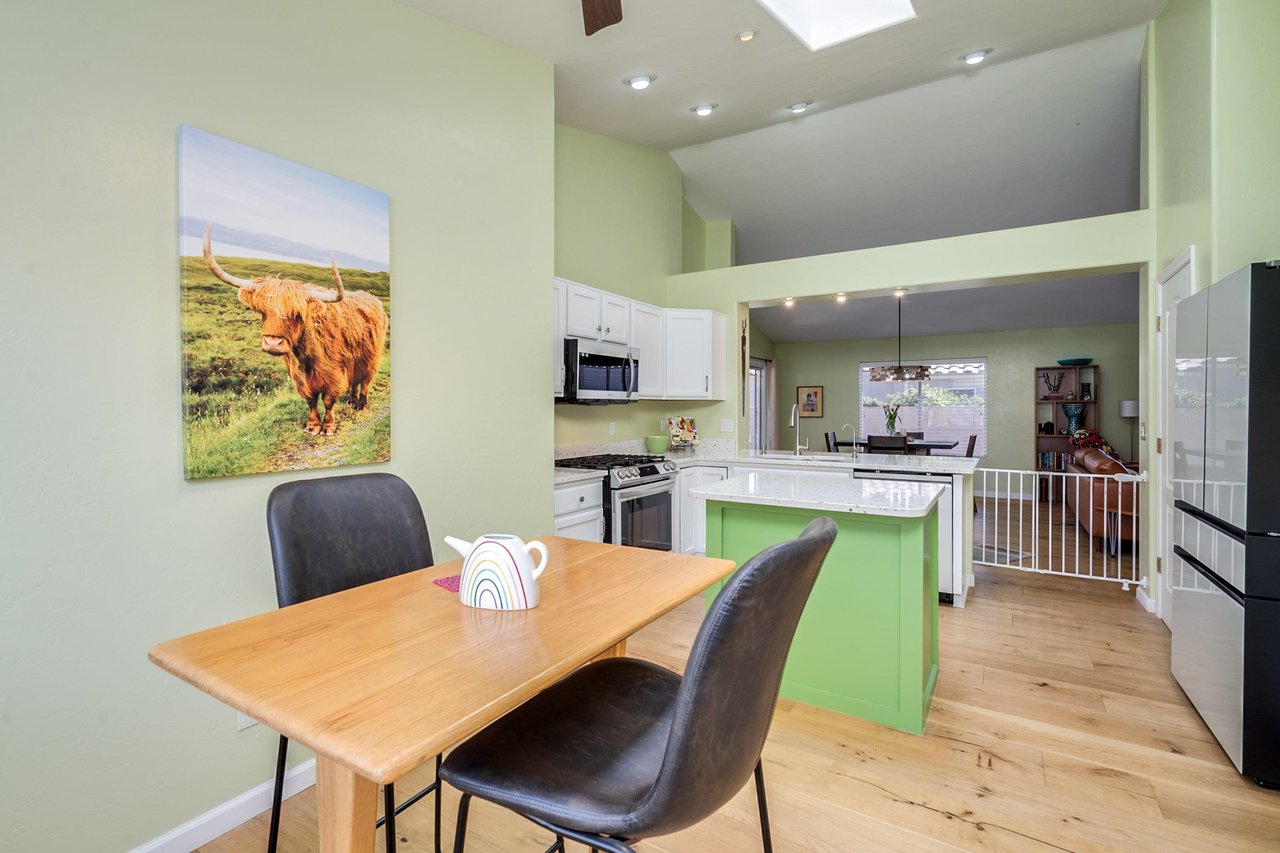 Additional dining space in kitchen, great for morning coffee