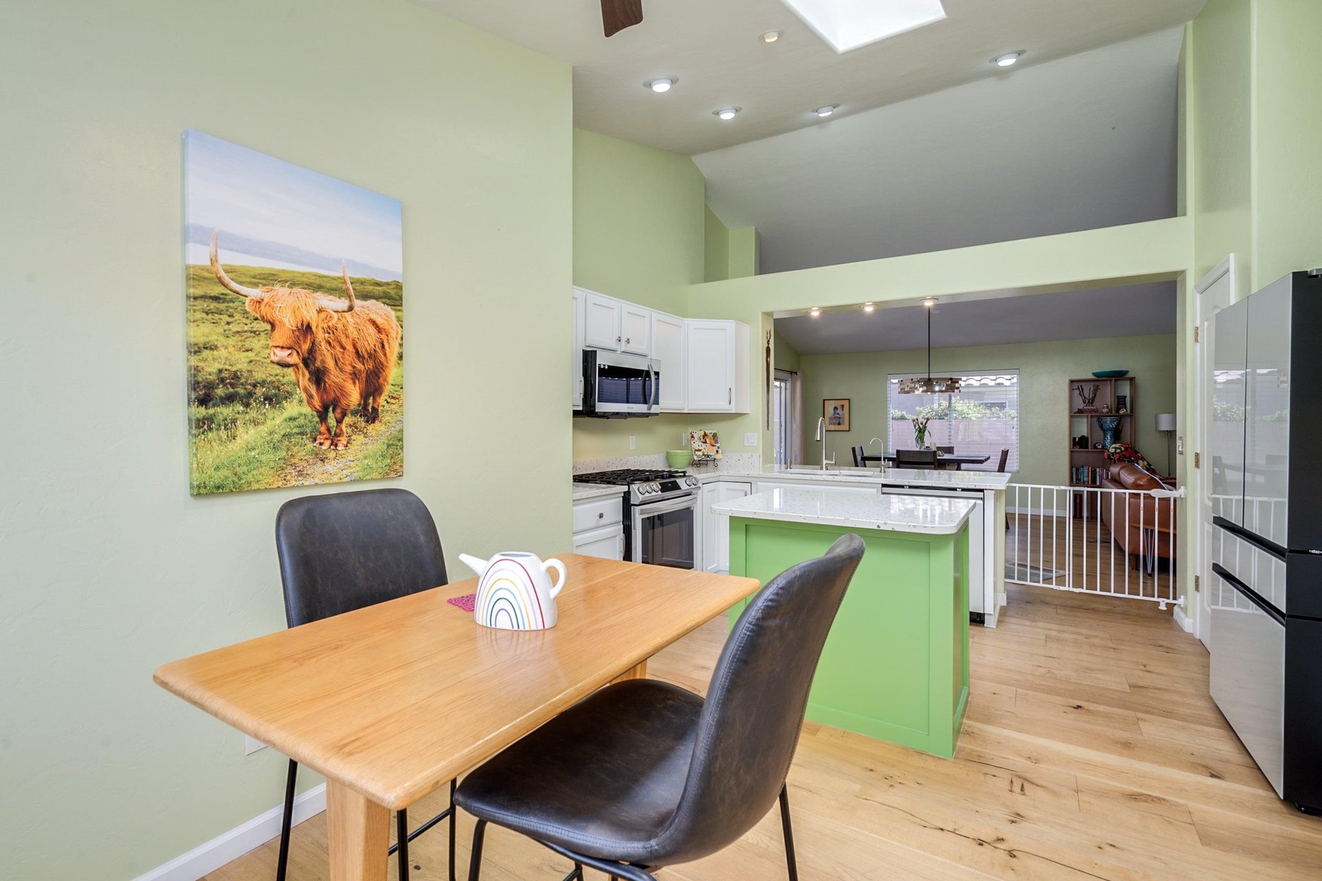 Additional dining space in kitchen, great for morning coffee
