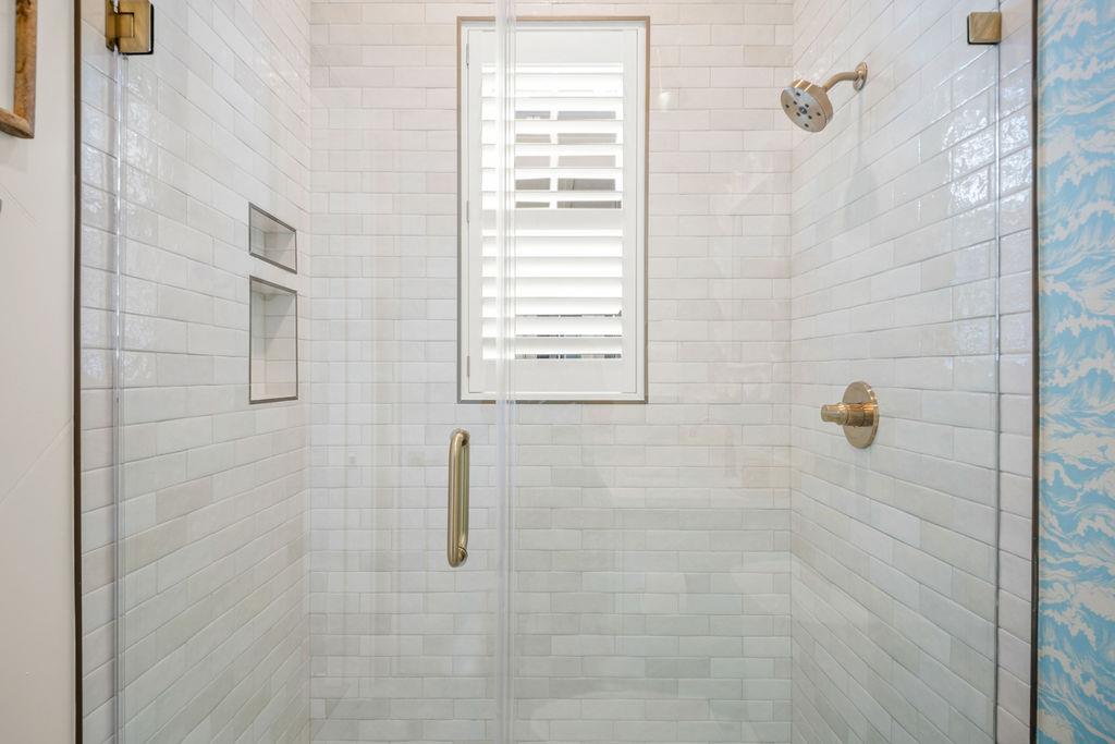 KingTwin Bathroom, 2nd Floor