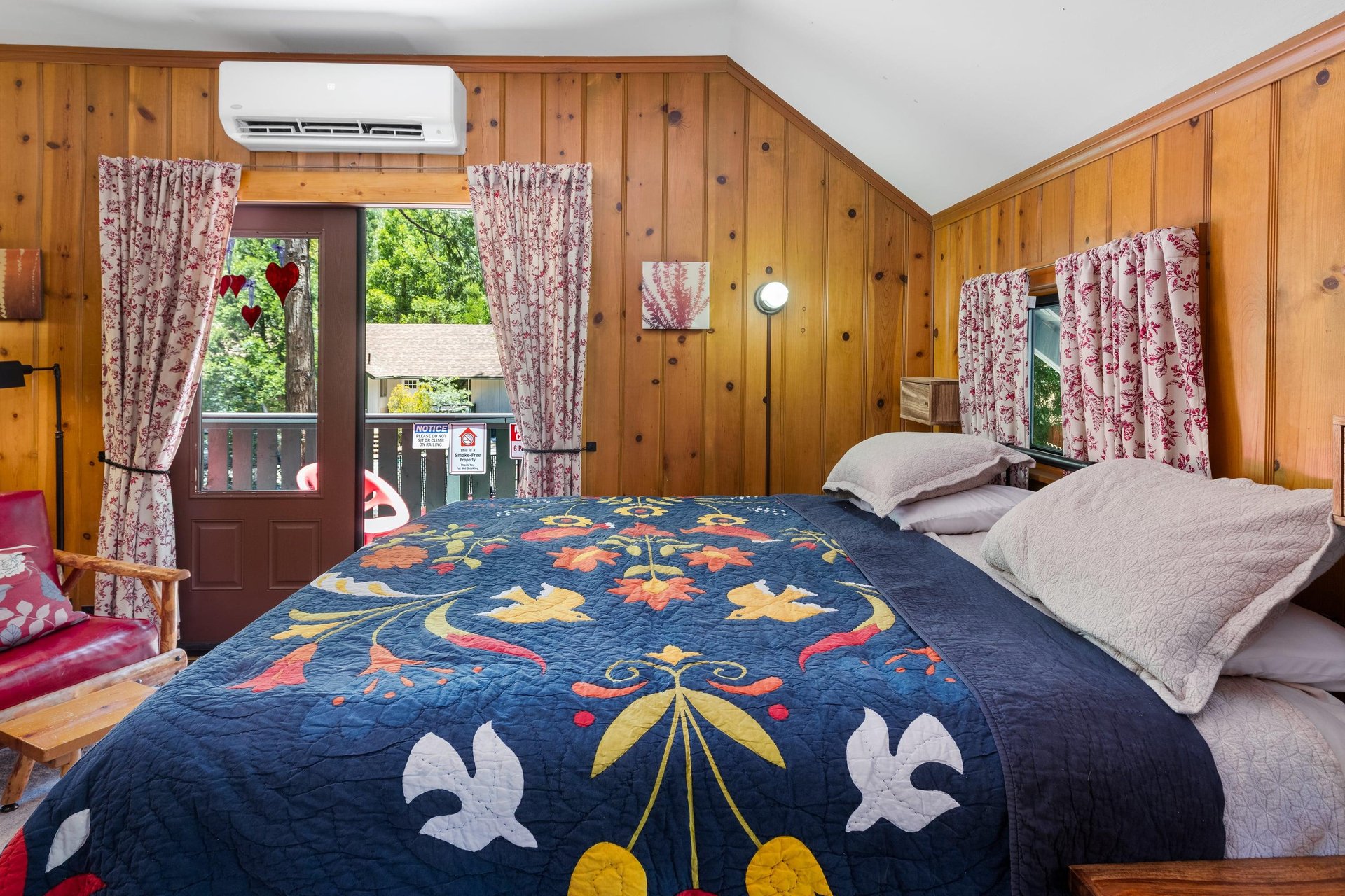 Equipped with a king size bed, deck, full kitchen, fireplace, desk, TV, and ensuite bathroom.