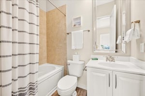 Second Queen Bathroom, 2nd Floor