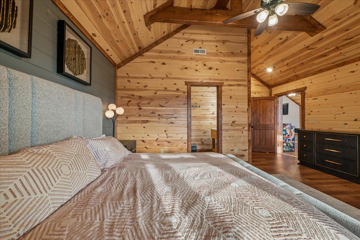 100Bedroom