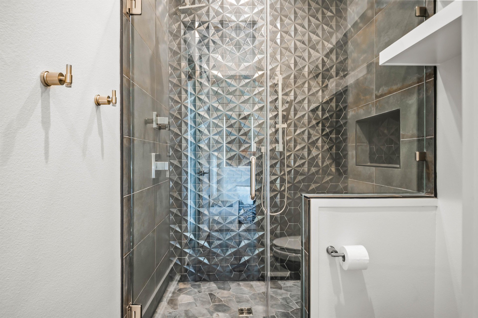 King Bathroom, 2nd Floor