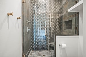 King Bathroom, 2nd Floor