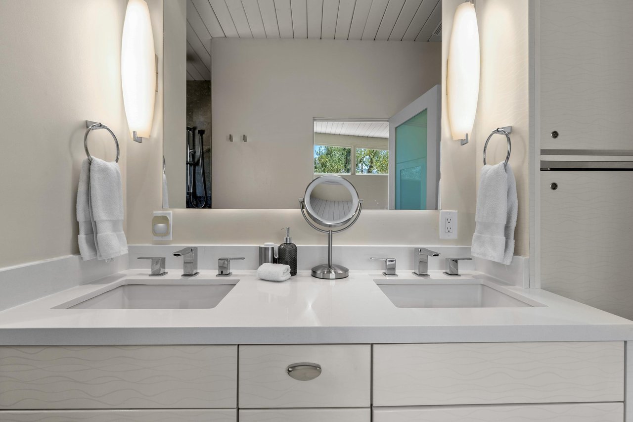 Primary bath with dual sinks