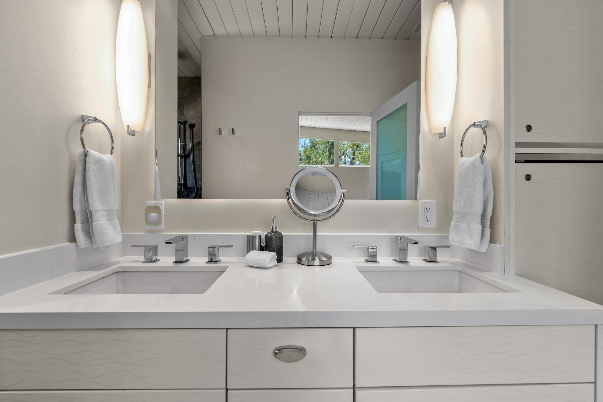 Primary bath with dual sinks