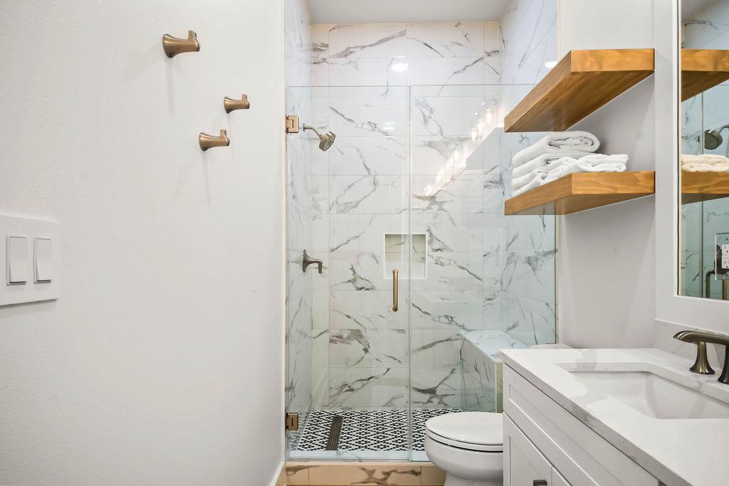 2nd King Bathroom, 2nd Floor