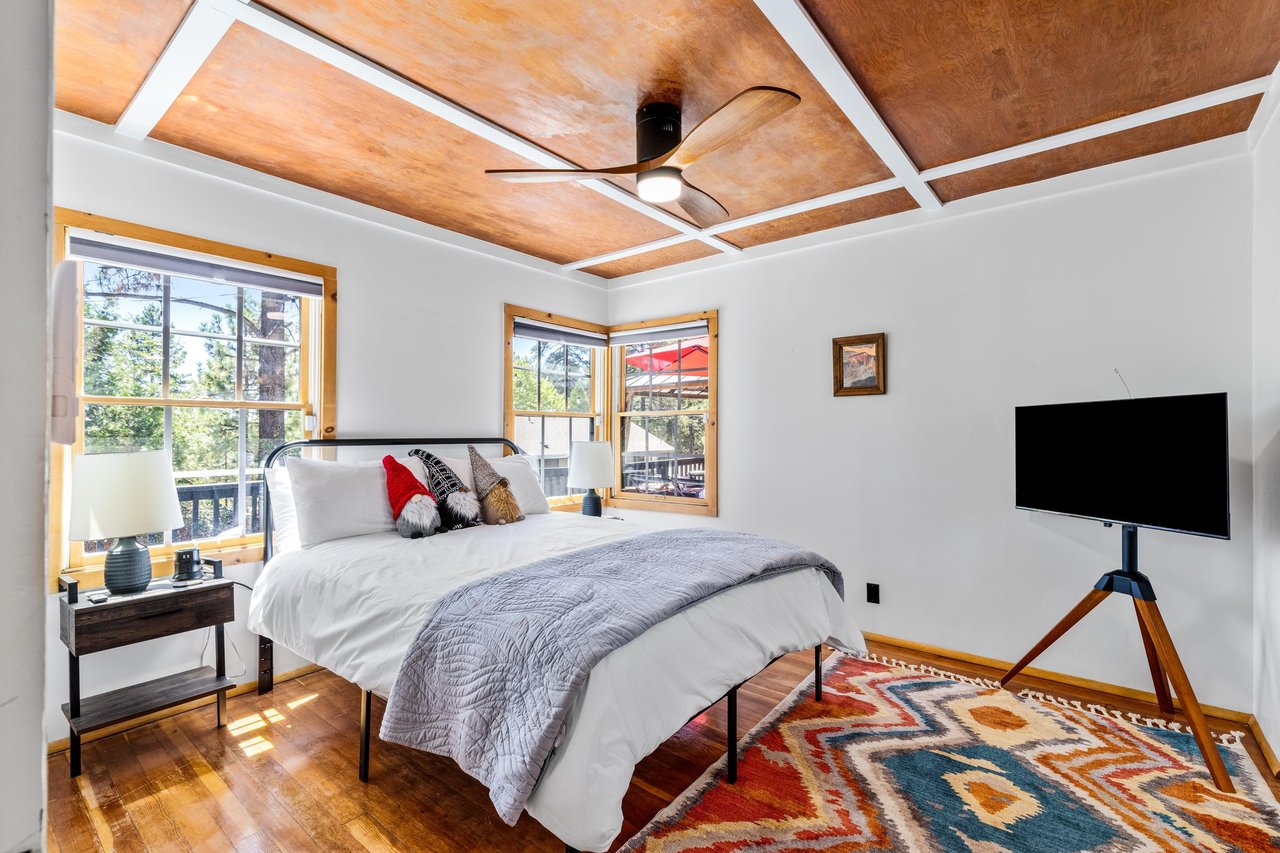 Queen size bed, flatscreen TV.