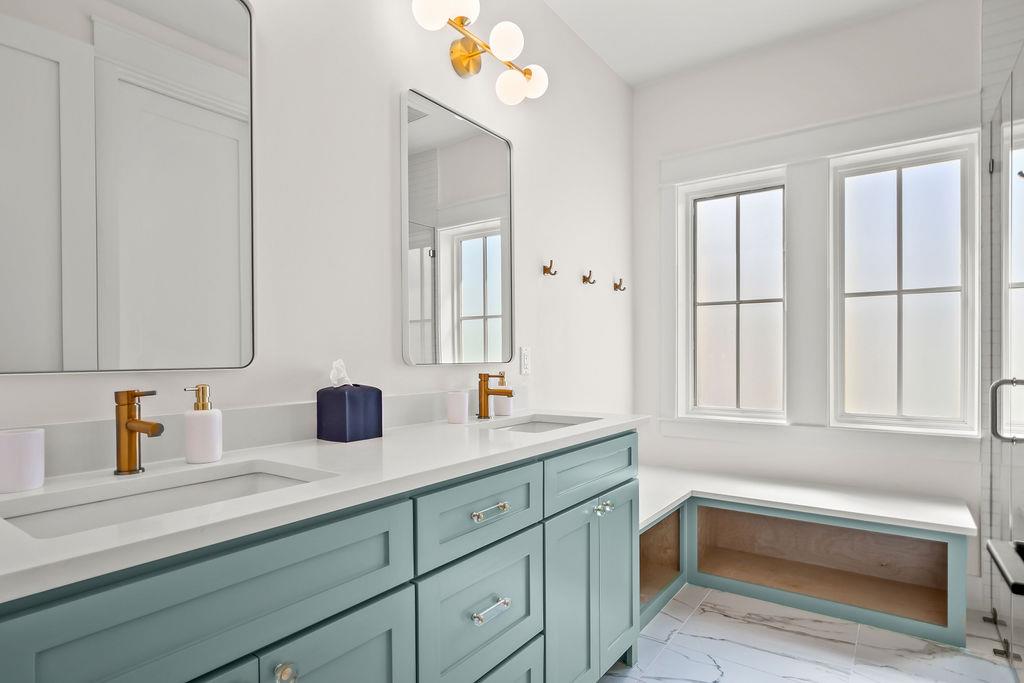 Second King Bathroom, 3rd Floor