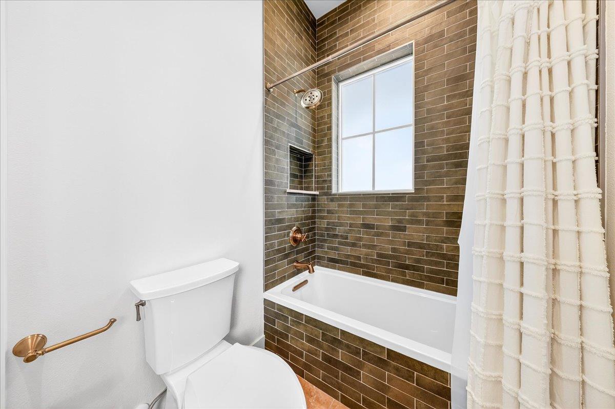 1st Floor, Second King Bathroom