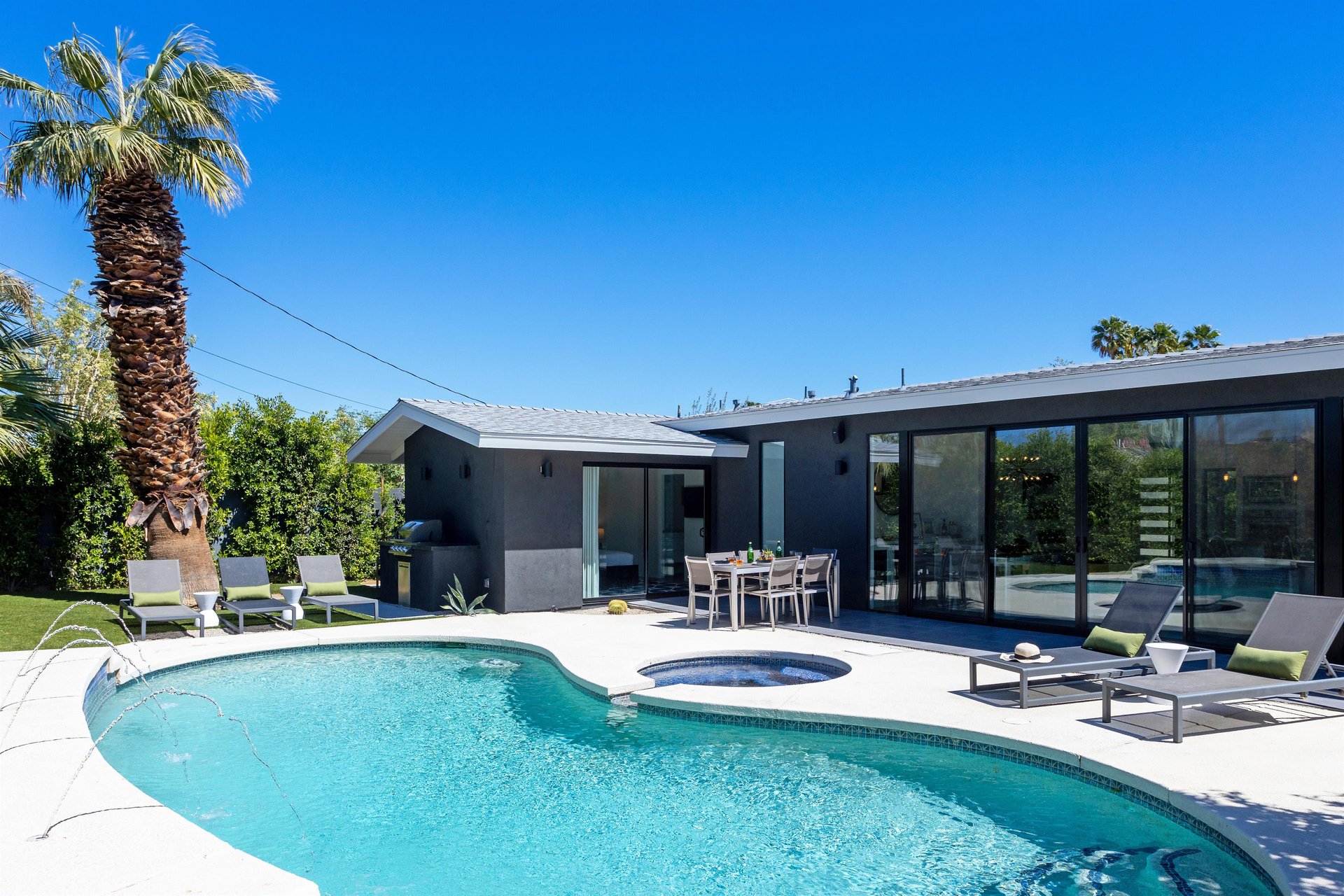 Very private resortstyle pool yard