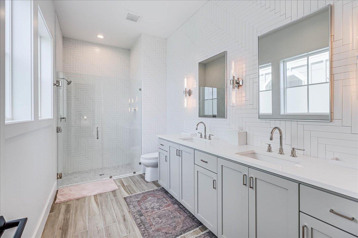 Third King Bathroom, 1st Floor