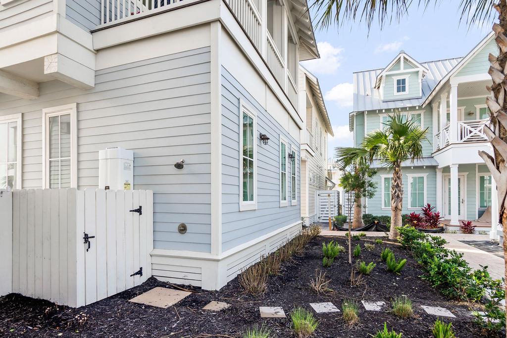Outdoor Shower, 1st Floor