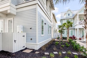 Outdoor Shower, 1st Floor