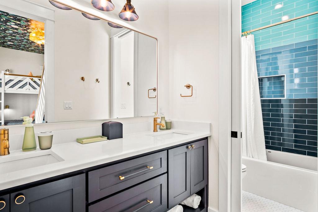 Bunk Bathroom, 1st Floor