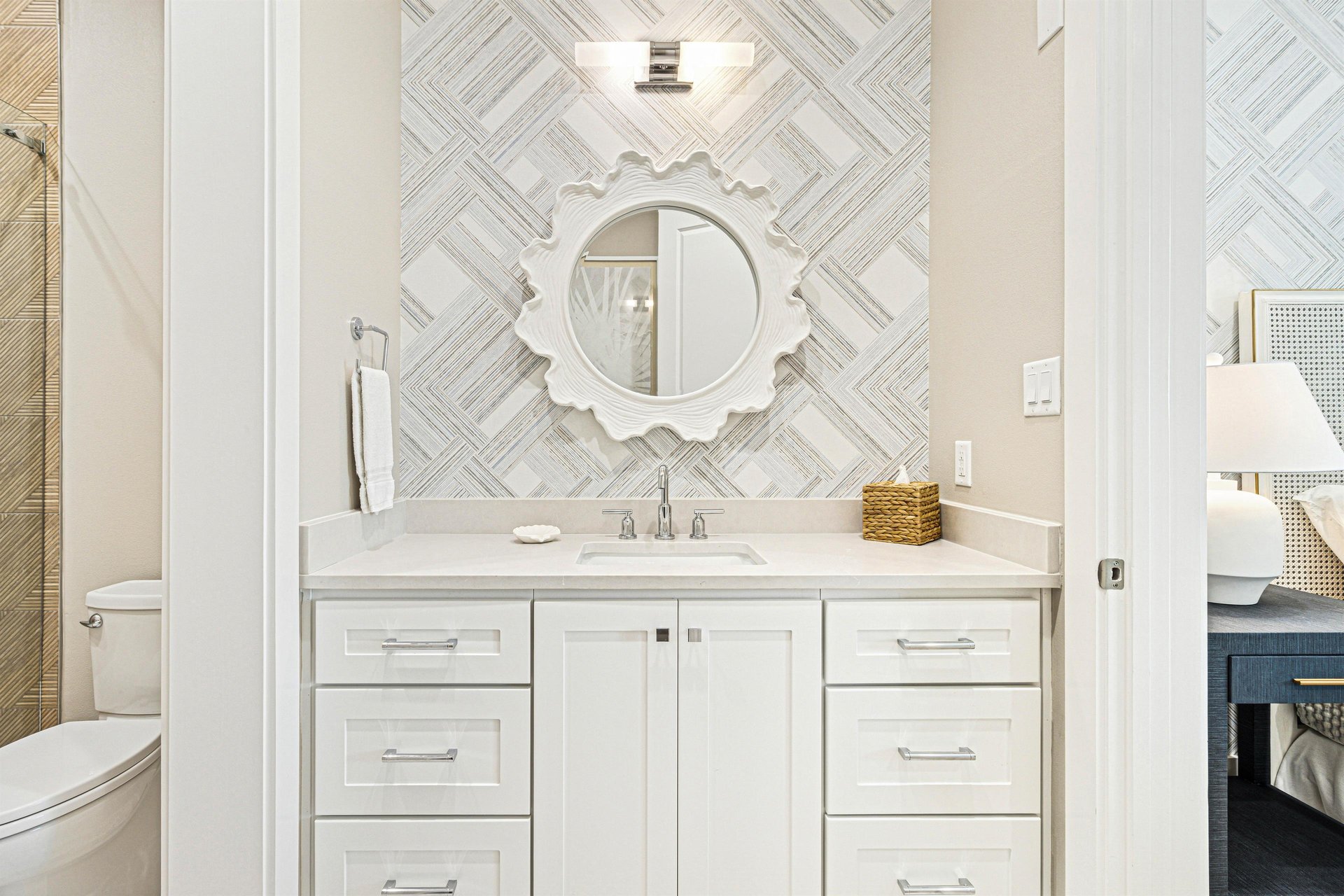 1st King Bathroom, 1st Floor