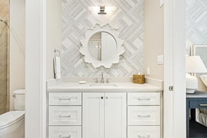 1st King Bathroom, 1st Floor