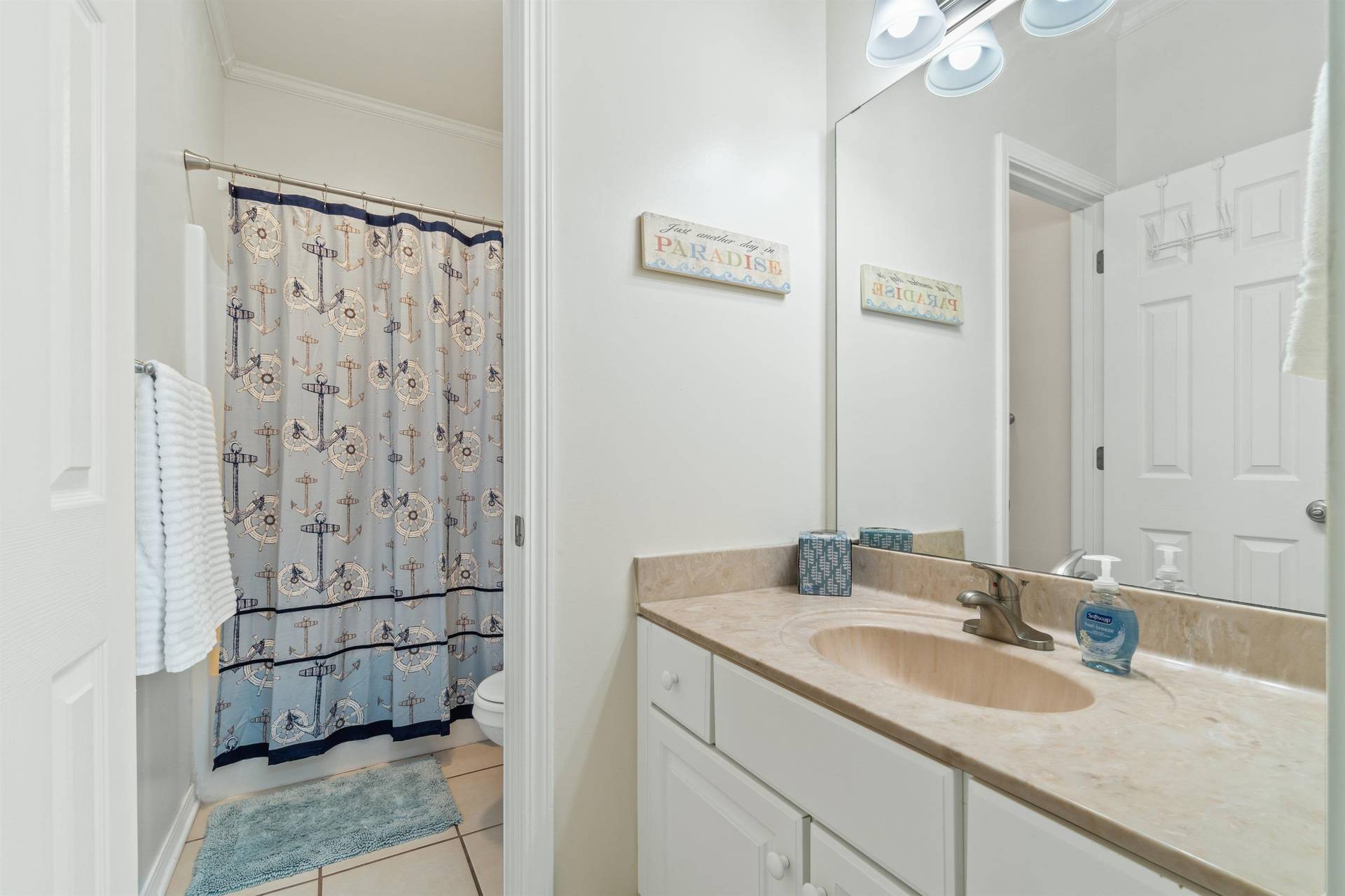 Upstairs Full Bathroom