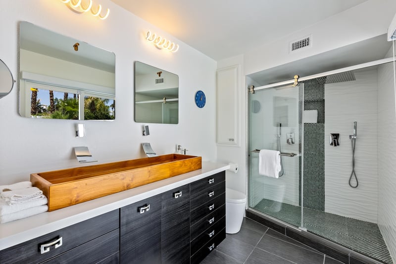 Luxurious guest bathroom