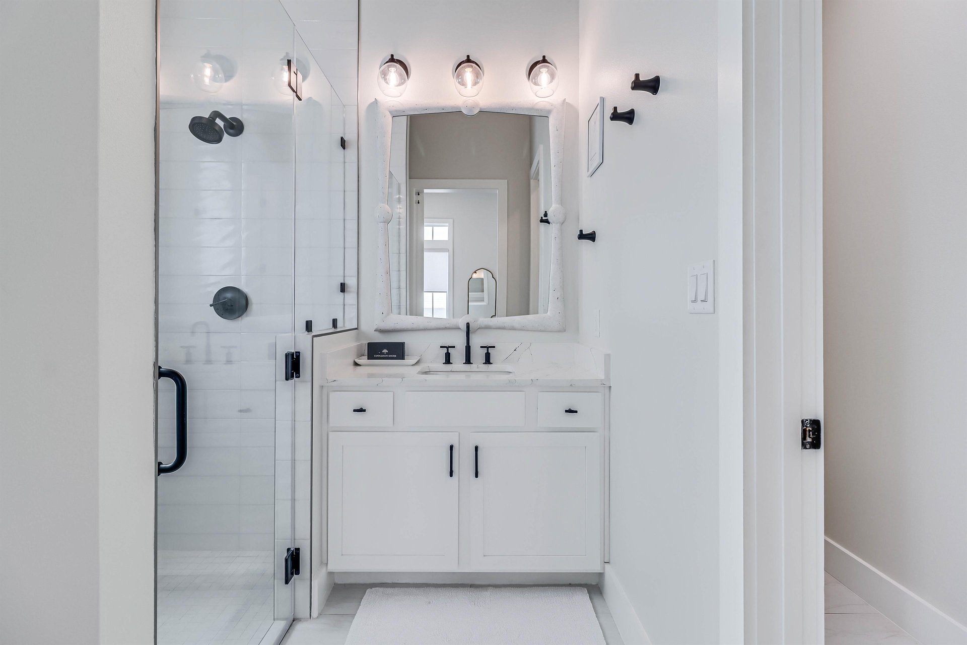 Left King Bathroom, 1st Floor