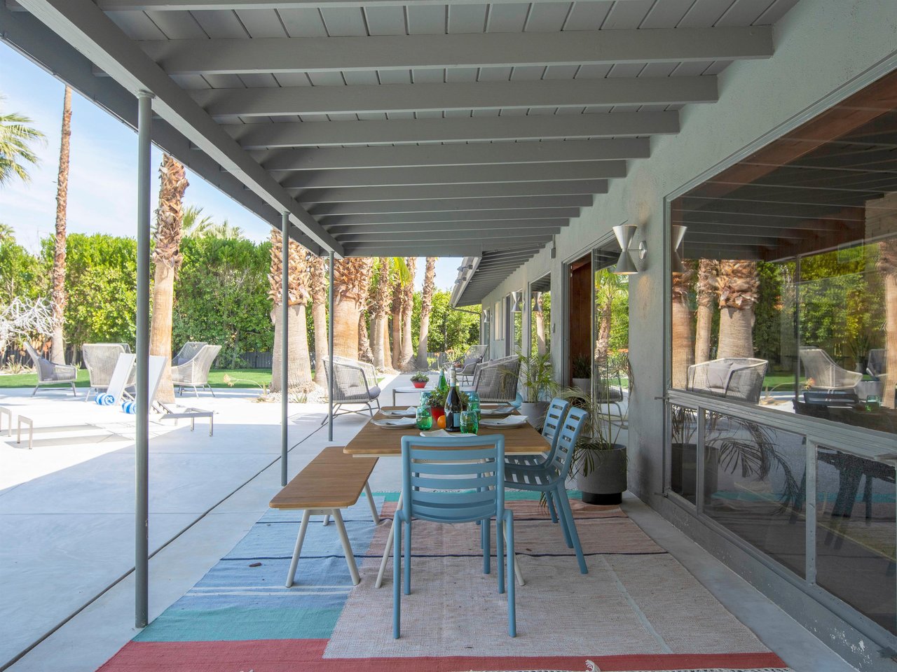 Poolside dining at its finest