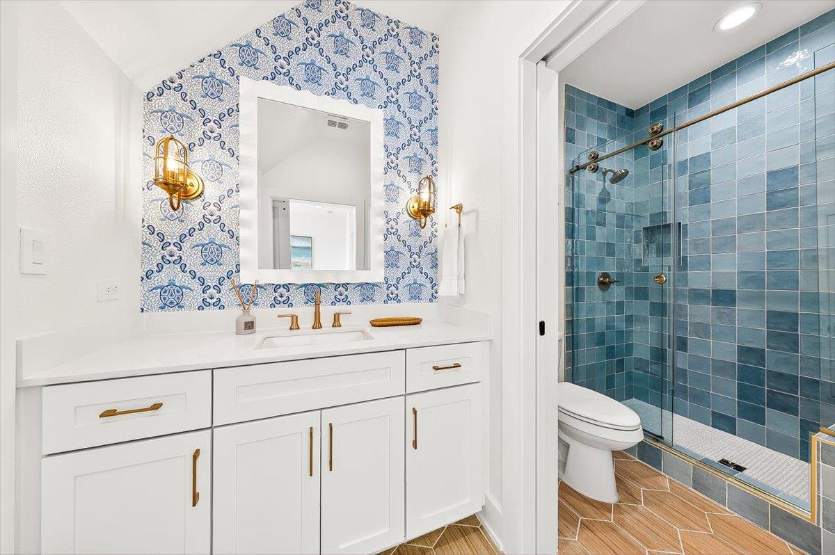 Jack  Jill Bathroom, 3rd Floor