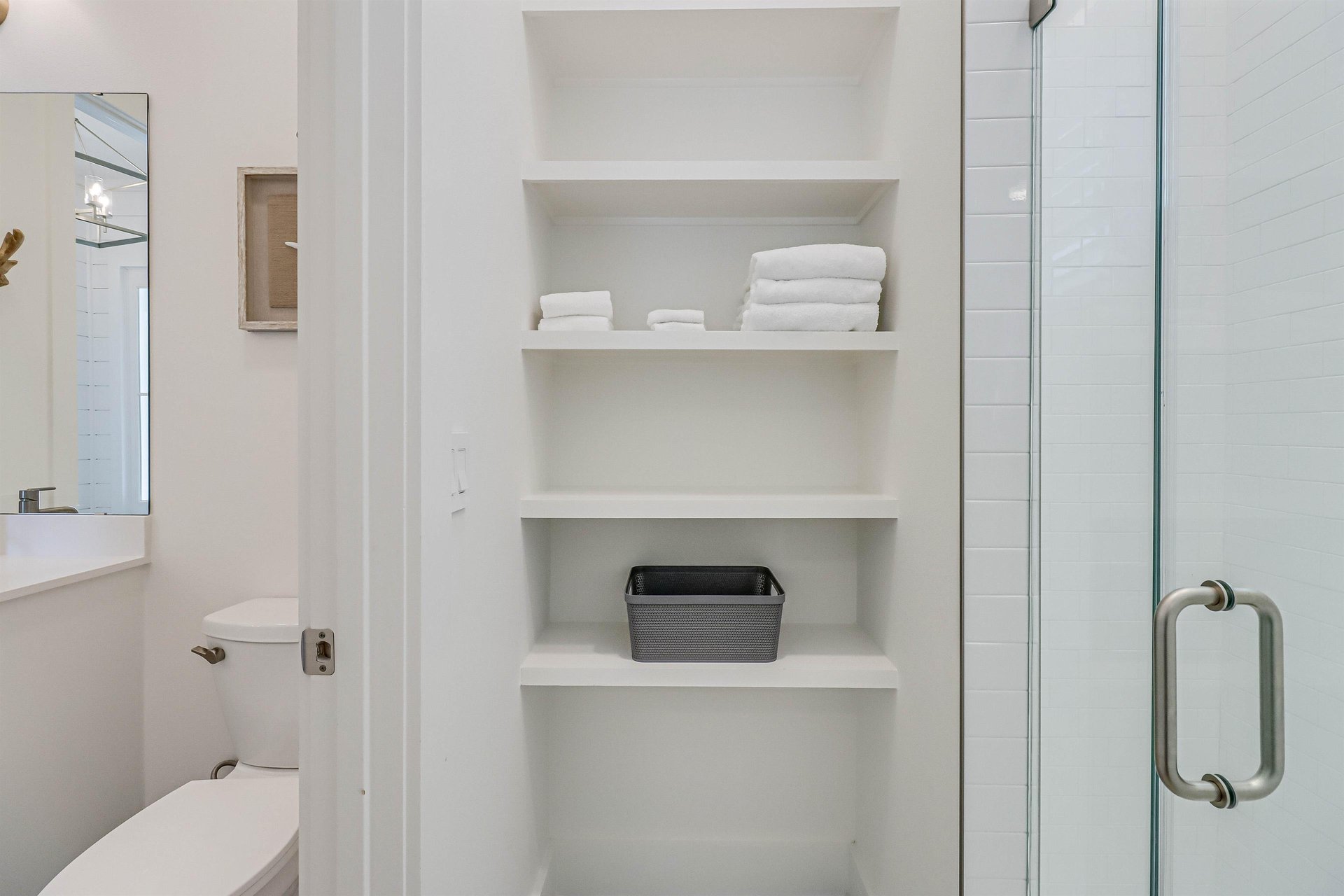 Shared Bathroom, Serving King Bedroom, 1st Floor