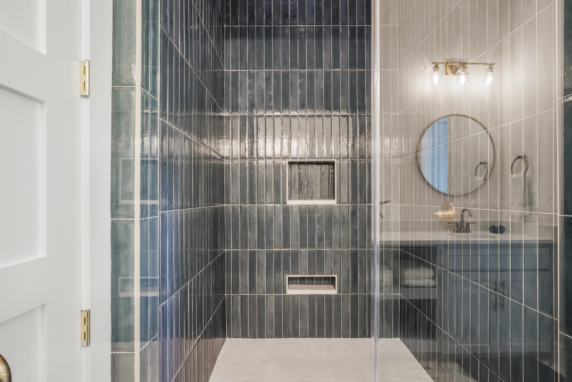 Queen Bathroom, 2nd Floor