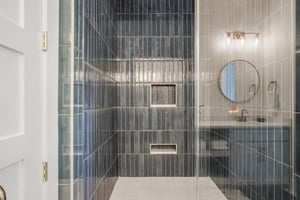 Queen Bathroom, 2nd Floor