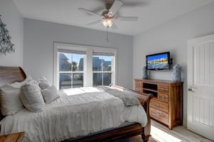 Queen Bedroom, 2nd Floor