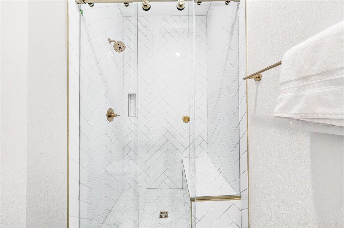 Bunk Bathroom, 1st Floor