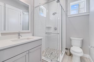 Queen Bathroom, 2nd Floor