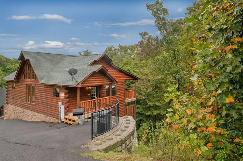 Front exterior at Family Ties Lodge