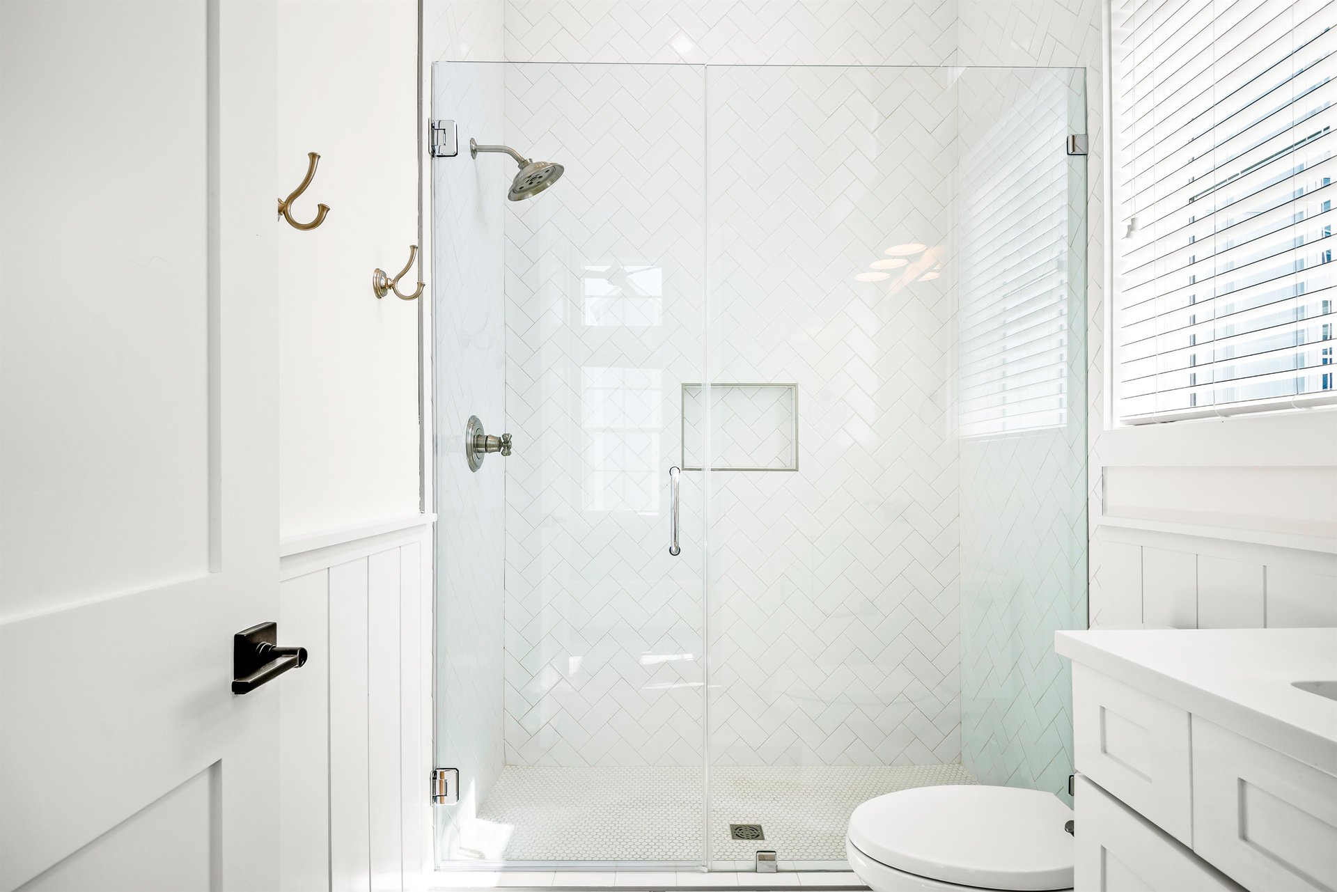 First Queen Bathroom, 2nd Floor