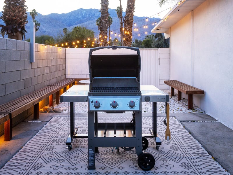 Poolside dining at its finest