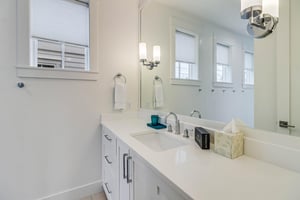 Second King Bathroom, 1st Floor