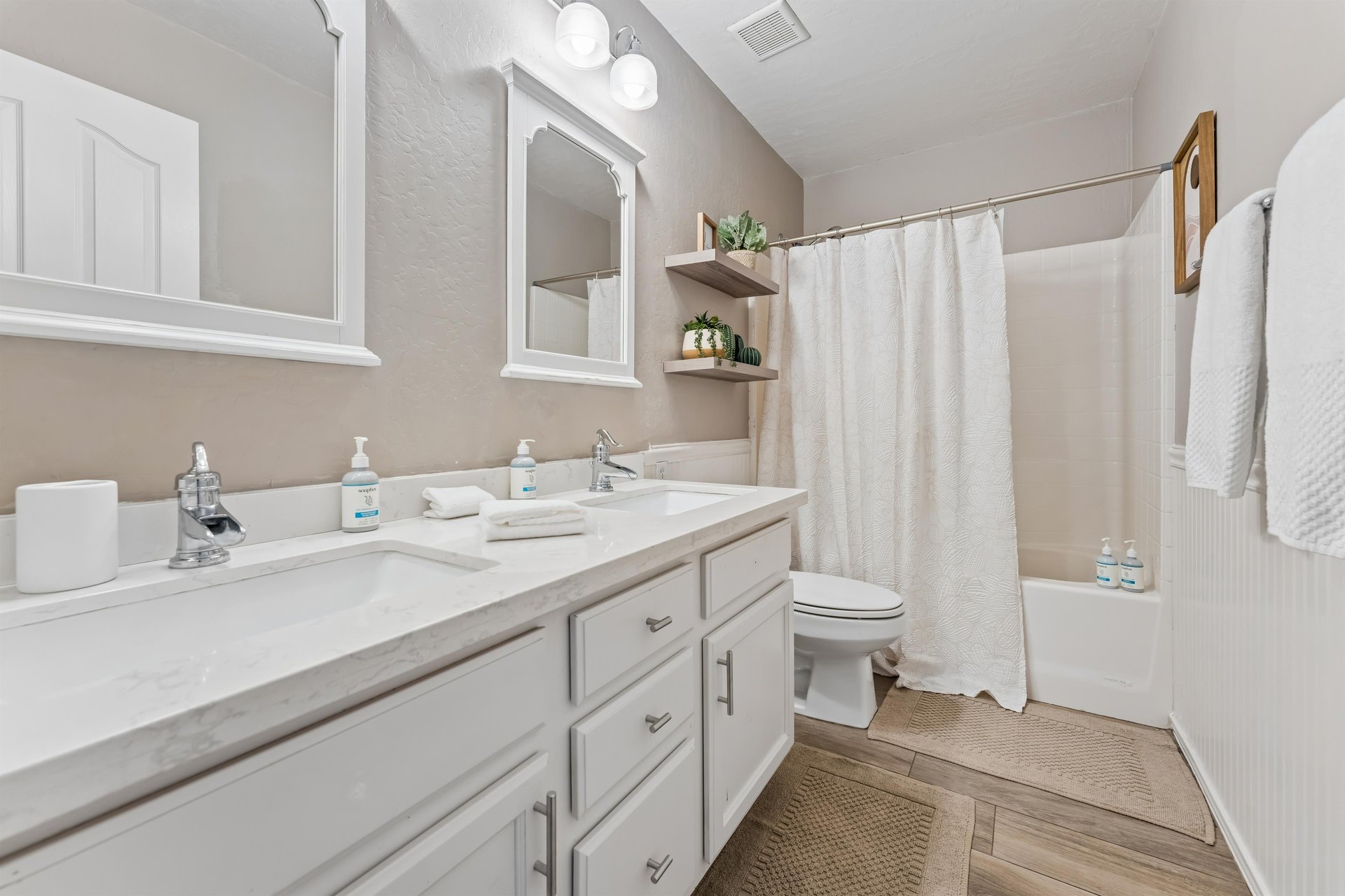 Dual vanity sinks and showertub combination.