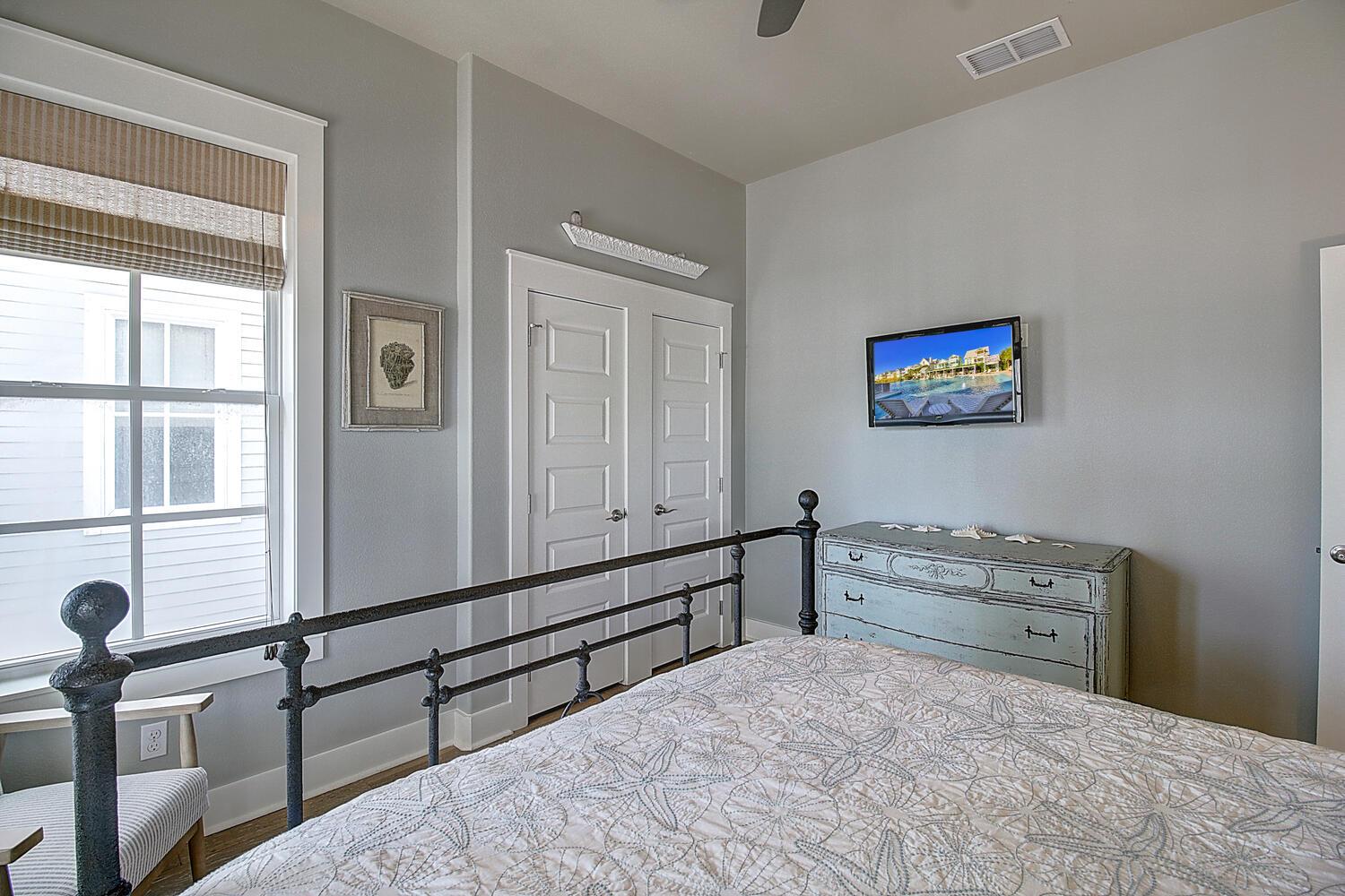 Queen Bedroom, 2nd Floor